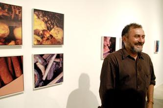 Foto do artista Braz Marinho em sua última exposição em 2010 – Foto: Paulo Lopes/Prefeitura do Recife